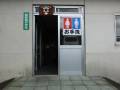 多目的トイレ入口。
トイレ全体入口幅は72cmです。段差はありません。外の入口には多目的トイレマークはありませんが、中に入ると多目的トイレがあります。