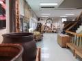 建物内通路。
樽や色々な物が展示されています。
