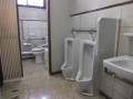 一般男子トイレ。
小便器用が2つ。洋室が1つになっております。