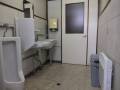 一般男子トイレ入口。
入口ドア種類は手動片側開き戸です。