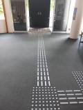 入口（建物内）
総合案内まで点字ブロックで誘導してくれます。
建物内は事前予約でスタッフの方が案内してくれます。