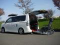 車いすに乗ったまま乗車出来ます。