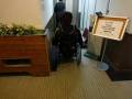 宴会場入口です。
入口幅は90cmあります。
宴会場内は車いすのまま入れます。