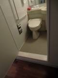 トイレ入口に18cmの段差があります。幅は70cmです。