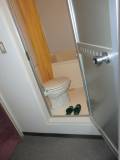 トイレ入口に21cmの段差があります。トイレに手すりはありません。