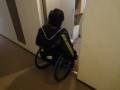 入口開口幅は75cmです。ドア種類は手動開き戸です。車いすの方はギリギリですので注意してください。
