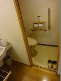 トイレの入口幅は55cmです。手すりは向って右側に付いています。