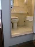 トイレとお風呂は一緒です。
入口の段差は28㎝、開口幅は56㎝で車いすのままでは入れないです。