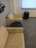 部屋内にソファーが2つあります。通路は広いので車いすの方でも安心です。