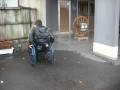 車いすの方はこちらのスロープを使用してください。アスファルトの上り坂です。