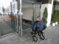 入口開口幅は1mぐらいあるので車いすの方でも十分入れます。