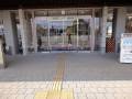 建物入口です。ドアは2枚あります。2枚ともドア種類はセンサー式自動ドアです。