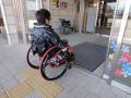 両側自動ドアなので入口開口幅は1m以上あるので、車いすの方でも十分余裕を持って入れます。
入口から館内まで点字ブロックがあります。