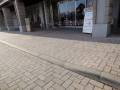 車道から歩道の所にわずかな段差があるので注意してください。