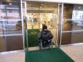 ドア種類はセンサー式自動ドアです。入口開口幅は1m40cmです。車いすの方は余裕を持って入れます。