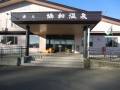 建物入口両サイドにスロープがあります。階段は10cmの段差が4段あります。