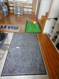 マットがひいています。入口には下駄箱があります。立てる方はここで靴を履き替えてください。車いすの方はタイヤを拭いてそのままお入りください。