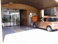 多目的駐車場の横が建物入口になっています。
入口まで点字ブロックがあります。