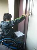 エレベーターは1機です。通常の高さにボタンが
ありますが、車いすの方でもボタンを押すことが出来ます。