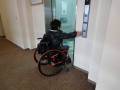 車いすの人用に低いボタンがあります。