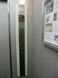 エレベーター内はこちらのボタンを使用してください。