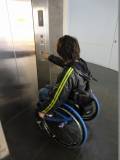 車いすの方は、館内ではこのエレベーターを利用してください。