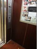 エレベーター内には手すり･鏡･低操作ボタンなのどはありません。