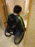 多目的トイレの入口開口幅は87cmです。ドア種類は手動スライドドアです。写真の車いすタイプであれば、余裕を持って入れます。