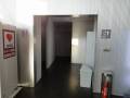 多目的トイレは男性用トイレを過ぎて右手側にあります。多目的トイレは1階と3階にあります。