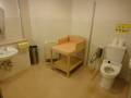 多目的トイレにはベビーベッドがあります。