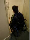 多目的トイレ入口開口幅82cmです。ドア種類は手動スライドドアです。