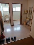 身障者トイレです。
入口幅は75cmです。ドア種類は手動開き戸です。
写真右側が身障者用です。