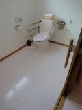 身障者用トイレです。
便器両側に手すりが付いています。
