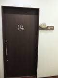 多目的トイレ入口です。
ドア種類は手動スライドドアです。