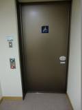 身障者用トイレドア種類は押しボタン式スライドドアです。