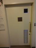 多目的トイレドア種類は手動スライドドアです。開口幅は88cmです。