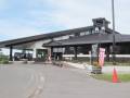 建物横に身障者用駐車場が2台分あります。アスファルトで平面です。