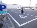 身障者駐車場です。屋根無しの駐車場は1台分のスペースです。