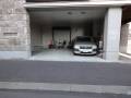 屋根付きの身障者駐車場は2台分のスペースがあります。