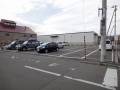 50台分の駐車場があります。駐車場から建物までは平面で屋根はありません。