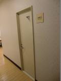 脱衣所の所にトイレがあります。トイレ入口58cmなので、車いすのまま入るのは厳しいです。