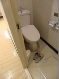 トイレに手すりはありません。