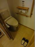 大浴場脱衣所にあるトイレです。車いすでトイレ内に入るのは厳しいです。