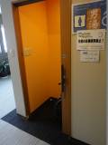 男湯の入口です。全体入口ドア種類は手動スライドドアです。開口幅は73cmです。
