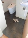 脱衣所のトイレです。便器周辺に手すりはありませんが、つかまる所はあります。