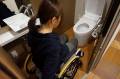 中にトイレがあります。
介助があれば車いすのまま入ることが出来ます。手すりはありません。