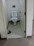トイレ入口開口幅は48cmです。車いすで入るのは厳しいです。