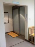洗い場までの出入り口です。ドア種類は手動スライドドアです。