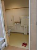 脱衣所にあるトイレです。トイレ入口は手動スライドドアです。車いすの方でも入れます。