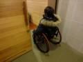 ドア種類は手動スライドドアです。車いすの方でも十分入れます。